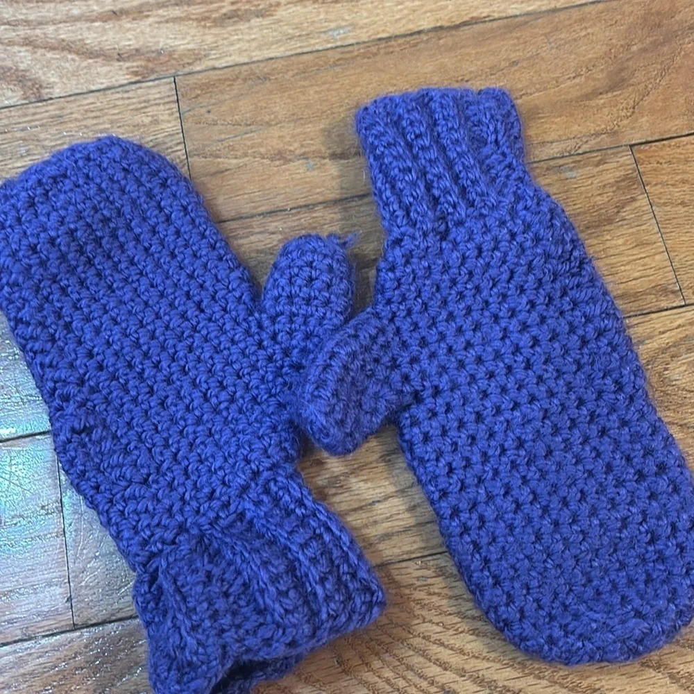 Purple wool mitten gloves adult size woman’s and teens. Very soft & comfortable